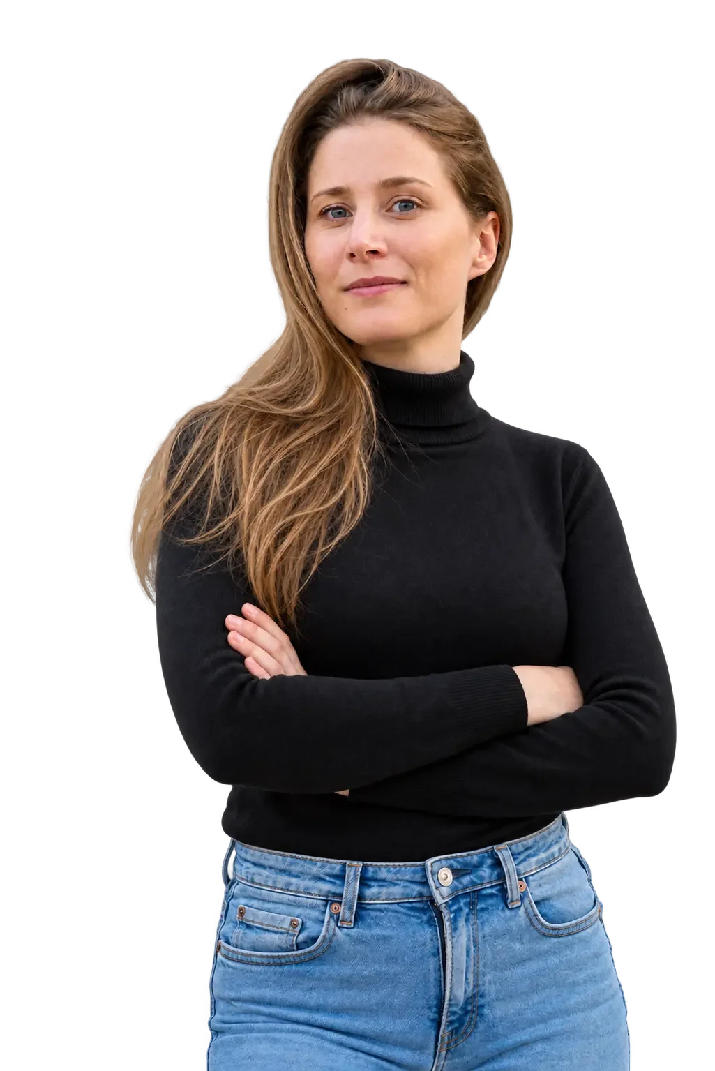 Lucia Hartig mit verschränkten Armen in schwarzem Rollkragen und Jeans