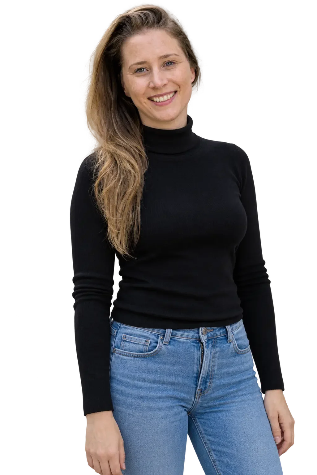 Lucia Hartig, Finanzcoach und Podcasterin, lächelnd in schwarzem Rollkragen und Jeans